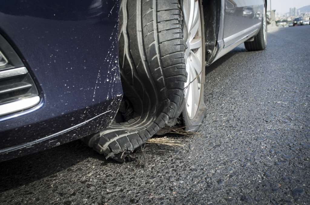 Cara Antisipasi Pecah Ban Ketika Mobil Melaju Kencang