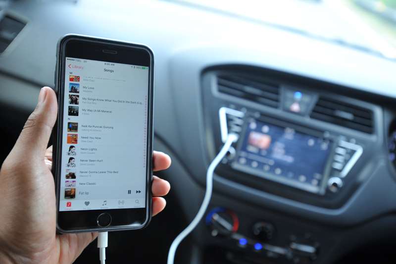 Boleh Enggak Sih Dengerin Musik Di Mobil?