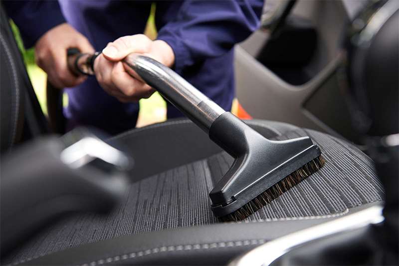 Membersihkan Aneka Material Jok Mobil