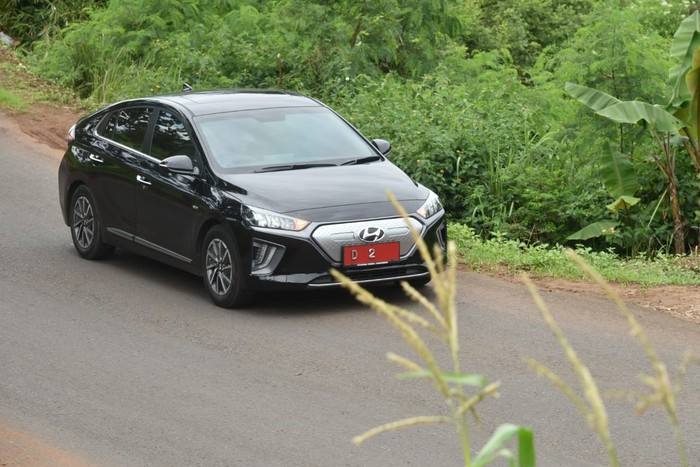 Saat Wagub Jabar Nyetir Mobil Dinas Listrik