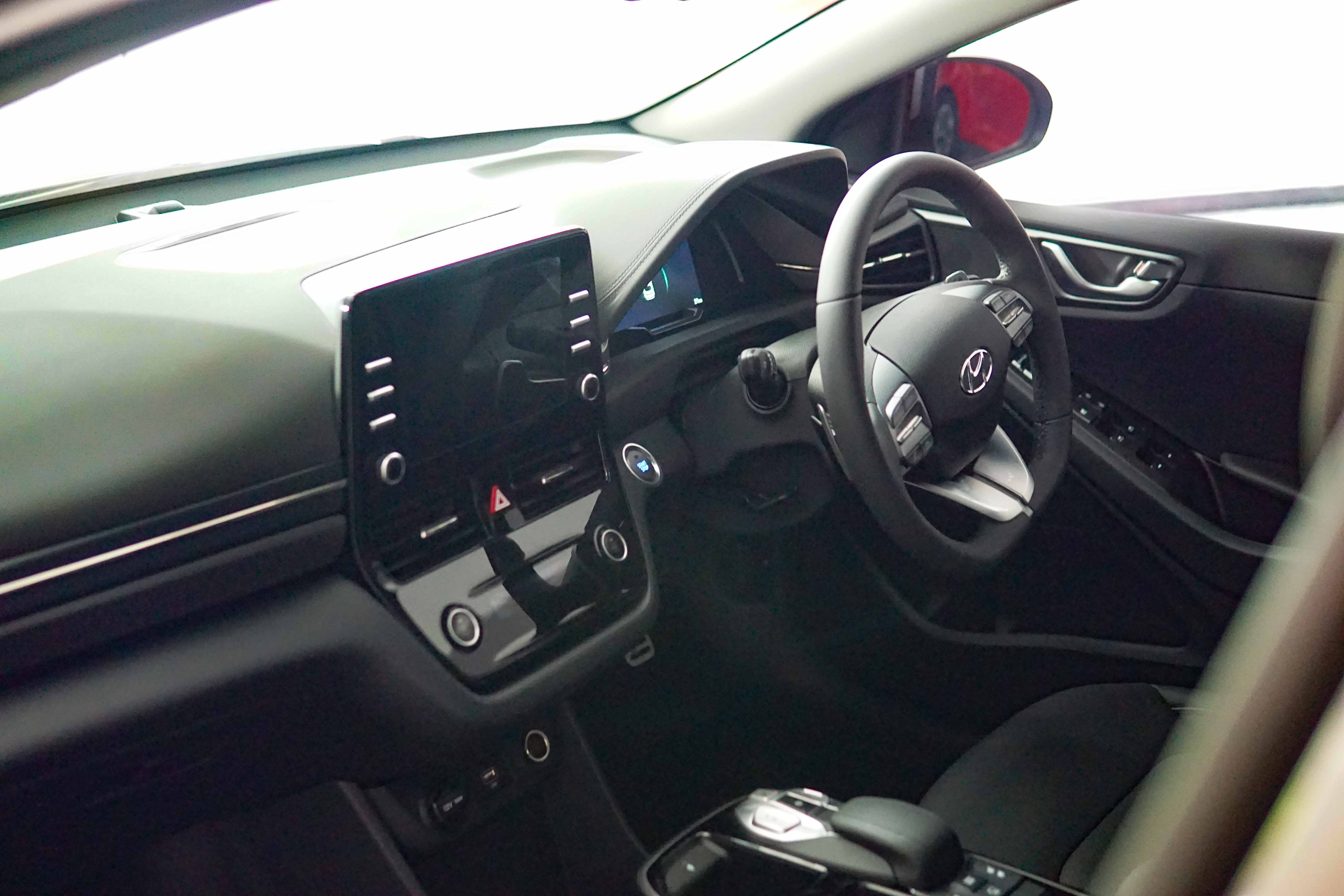 Cedera Mengintai Saat Meletakkan Kaki Pada Dashboard