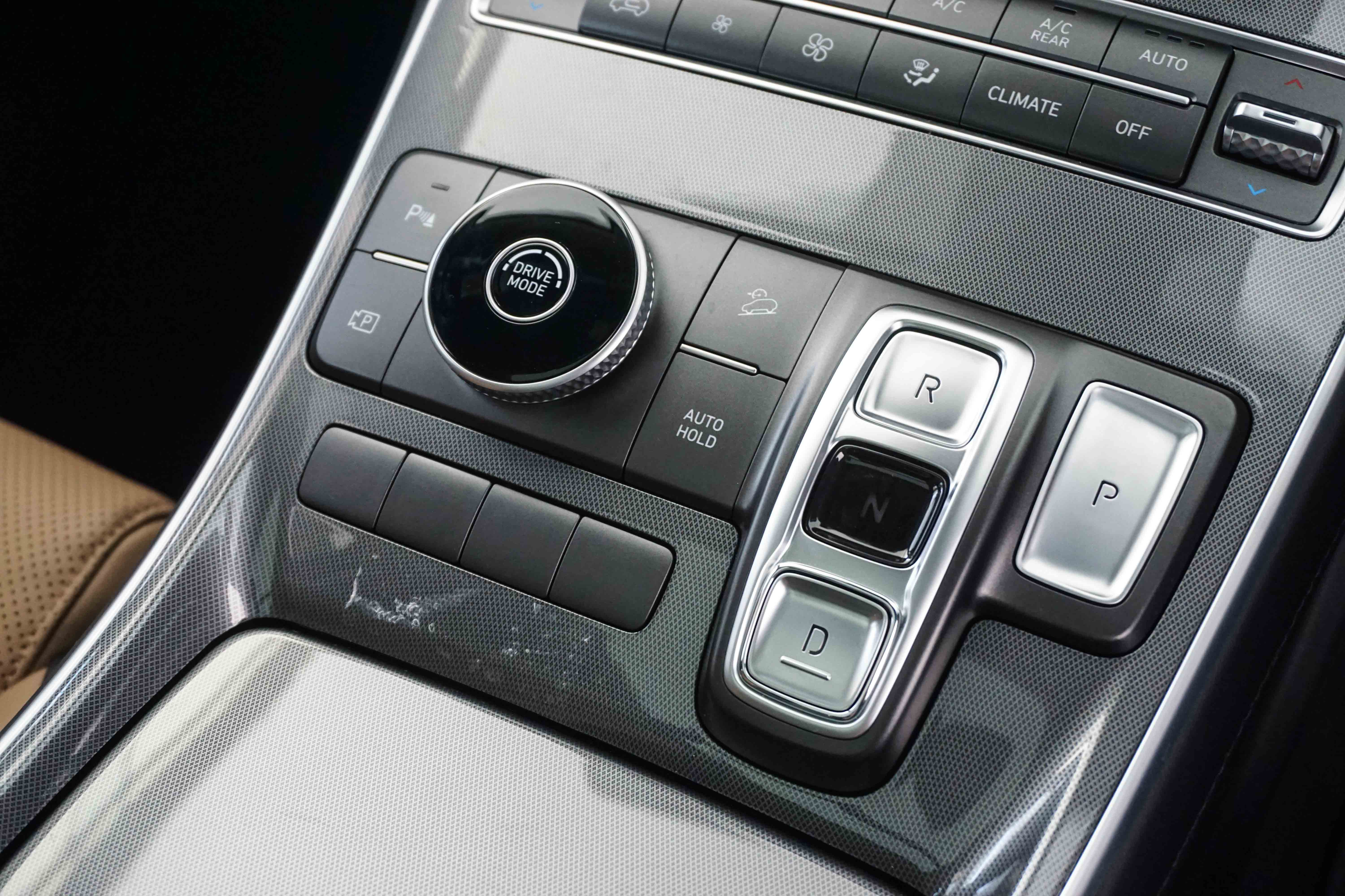 Takut Mobil Mundur? Auto Hold Hyundai Santa Fe Jawabannya!