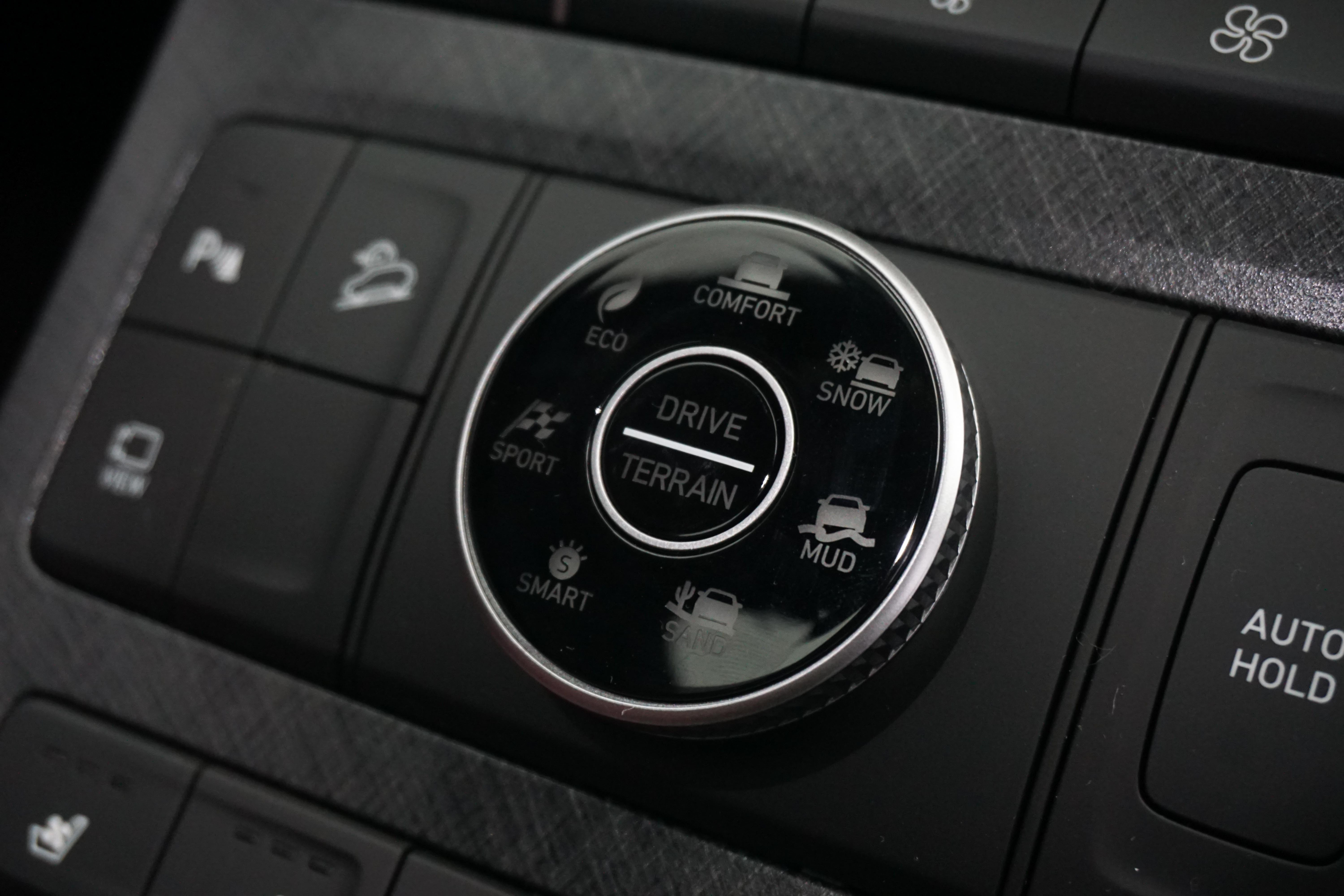 Maksimalkan 4 Jenis Drive Mode Pada Hyundai Santa Fe